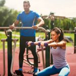 kobieta i mężczyzna ćwiczący na siłowni plenerowej
