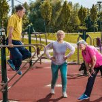 emeryci ćwiczący na siłowni plenerowej